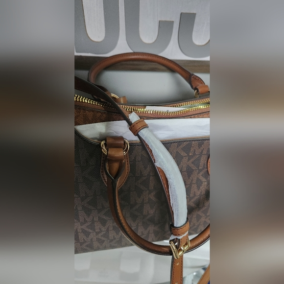 Michael kors purse - Picture 5 of 6